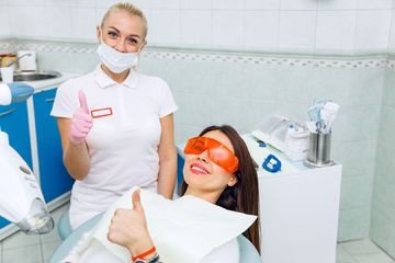 Фото пациента и стоматолога после отбеливания зубной эмали