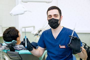 Фото стоматолога с инструментами в руках