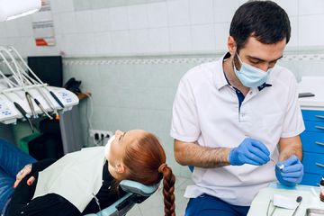Фото пациента в кабинете стоматолога