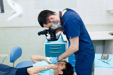 Стоматолог фотографирует результат своей работы