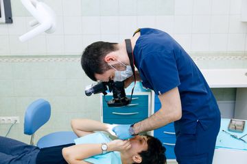 Стоматолог фотографирует результат профессиональной гигиены зубов