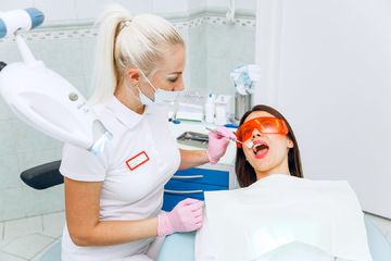 Процесс отбеливания и лечения зубов