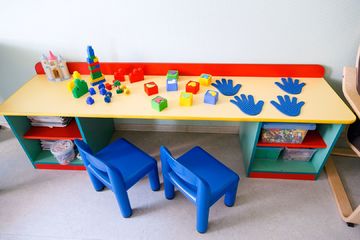 Изображение детского стола с игрушками